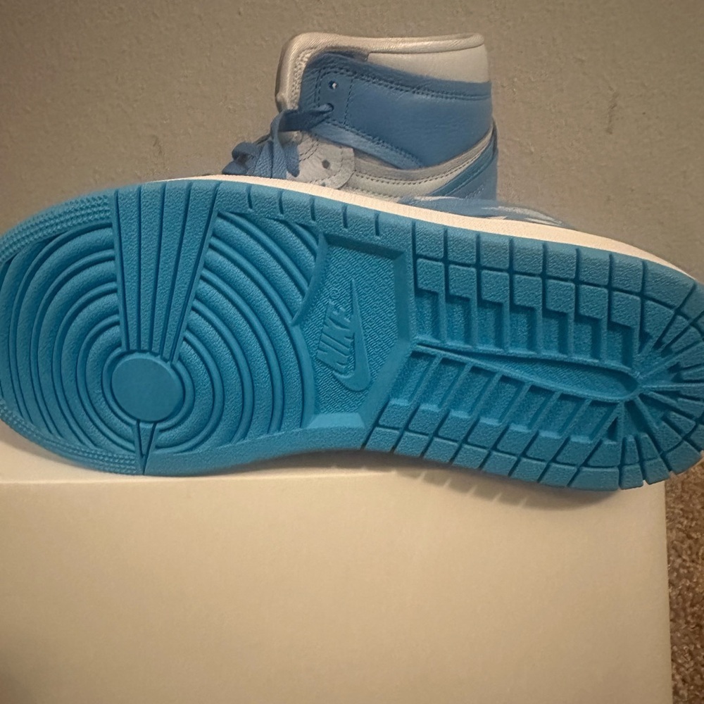 Jordan Athletic Shoes in Blue and White - Picture 5 of 7